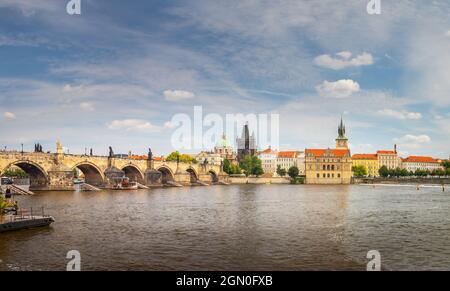 Blick auf das Wasser über die Moldau zur Karlsbrücke und zum Altstädter Brückenturm, Prag, Tschechische republik Stockfoto