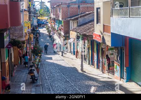 GUATAPE, KOLUMBIEN - 2. SEPTEMBER 2015: Bunt dekorierte Häuser im Dorf Guatape, Kolumbien Stockfoto