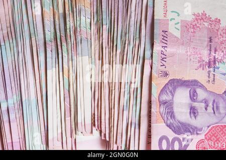 Ein Haufen Banknoten mit einem Nennwert von zweihundert Griwna. Ukrainisches Geld. Stockfoto