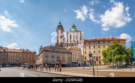 Nikolaikirche und Gromling-Palast auf der Kleinseite, Prag, Tschechische republik Stockfoto