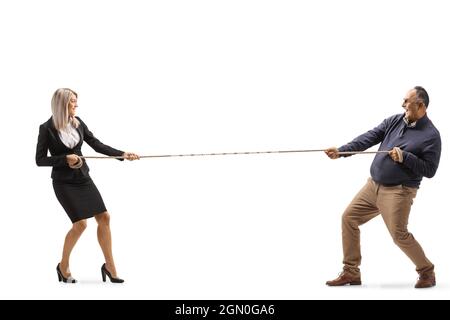 In voller Länge aufgenommen mit einer Geschäftsfrau und einem reifen Mann, der an einem isolierten Seil auf weißem Hintergrund zieht Stockfoto
