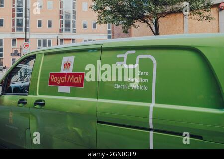 London, Großbritannien - 03. September 2021: Grüner emissionsfrei elektrischer Royal Mail-Van auf einer Straße in London. Royal Mail erhöht aktiv die Zahl der el Stockfoto