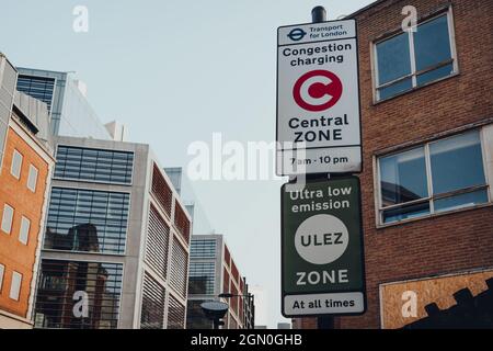 London, Großbritannien - 03. September 2021: Schilder, die auf die Staugebühr und die Ultra Low Emission Zone (ULEZ) in einer Straße in London hinweisen. ULEZ wurde 2 eingeführt Stockfoto