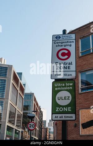 London, Großbritannien - 03. September 2021: Schilder, die auf die Staugebühr und die Ultra Low Emission Zone (ULEZ) in einer Straße in London hinweisen. ULEZ wurde 2 eingeführt Stockfoto