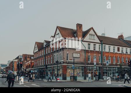 London, Großbritannien - 03. September 2021: Außenansicht des Spitalfields Market, einer der schönsten erhaltenen viktorianischen Markthallen in London mit Verkaufsständen Stockfoto