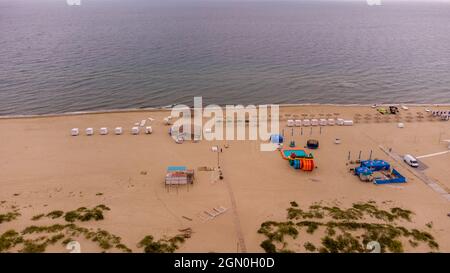 Zatoka, Odessa, Ukraine - 4. September 2021: Drohnenblick auf den Strand am Schwarzen Meer, aufblasbare Attraktionen, Sonnenschirme, Strandbar und Strandzelte Stockfoto