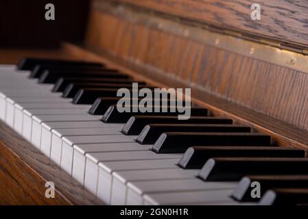 Nahaufnahme alter staubiger Klaviertasten Stockfoto