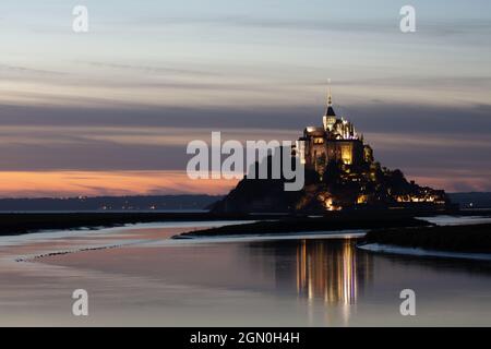 Abendansicht der felsigen Insel Mont Saint Michel mit dem gleichnamigen Kloster, Normandie, Frankreich. Stockfoto