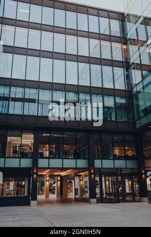 London, Großbritannien - 03. September 2021: Außenansicht eines modernen Bürogebäudes aus Glas in der City of London, dem berühmten Finanzviertel der Hauptstadt. Stockfoto