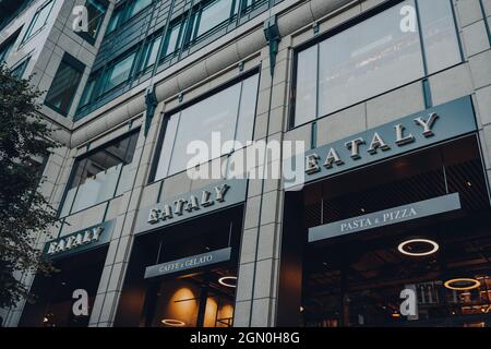 London, Großbritannien - 03. September 2021: Namensschild am Eingang zu Eataly, einem 42,000 Quadratmeter großen italienischen Lebensmittelmarkt in Broadgate, der Restaurants, Cook umfasst Stockfoto