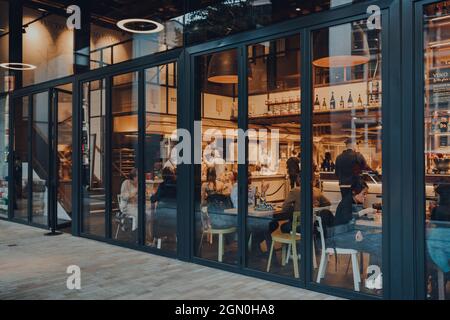 London, Großbritannien - 03. September 2021: Blick von außen auf Menschen, die in Eataly sitzen, einem 42,000 Quadratmeter großen italienischen Lebensmittelmarkt in Broadgate, der auch Res Stockfoto