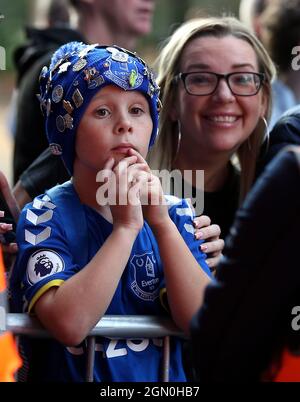 Everton-Fans warten darauf, dass die Spieler vor dem dritten Spiel des Carabao Cup im Kiyan Prince Foundation Stadium, London, außerhalb des Bodens ankommen. Bilddatum: Dienstag, 21. September 2021. Stockfoto