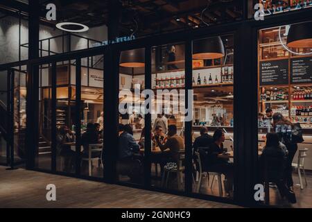 London, Großbritannien - 03. September 2021: Blick von außen auf Menschen, die in Eataly sitzen, einem 42,000 Quadratmeter großen italienischen Lebensmittelmarkt in Broadgate, der auch Res Stockfoto