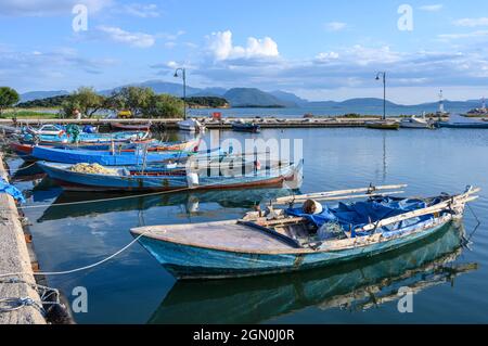 Traditionelle Fischerboote im Hafen des Dorfes Koronisia auf der Insel Koronisia im Golf von Ambrakien, Gemeinde Arta, Epirus, Griechenland. Stockfoto