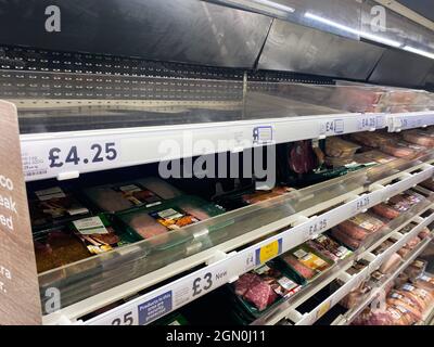 Ein leeres Fleischregal in einem Tesco-Laden in Swansea, Südwales, an dem Tag, an dem die Regierung einen Deal mit CO2-Produzenten traf, um Lebensmittelknappheit in ganz Großbritannien zu verhindern. Stockfoto