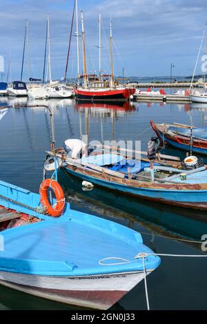 Traditionelle Fischerboote im Hafen des Dorfes Koronisia auf der Insel Koronisia im Golf von Ambrakien, Gemeinde Arta, Epirus, Griechenland. Stockfoto