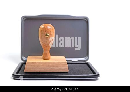 Stempel auf einem Stempelkissen vor weißem Hintergrund Stockfoto