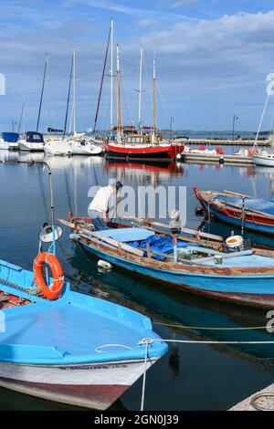 Traditionelle Fischerboote im Hafen des Dorfes Koronisia auf der Insel Koronisia im Golf von Ambrakien, Gemeinde Arta, Epirus, Griechenland. Stockfoto