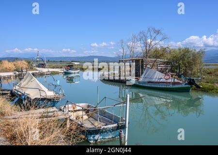 Eine Fischerhütte und traditionelle Fischerboote in Platanaki in der Nähe von Neohori auf der Nordseite der Gemeinde Ambracian Gulf Arta, Epirus, G Stockfoto