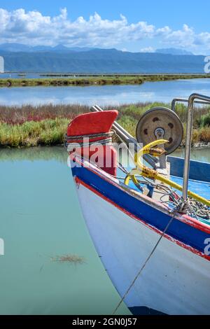 Ein traditionelles Fischerboot im Golf von Ambrakian bei Platanaki in der Nähe von Neohori auf der Nordseite des Golfs, Gemeinde Arta, Epirus, Griechenland. Stockfoto