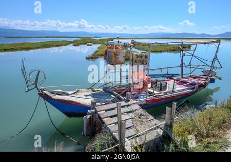 Ein traditionelles Fischerboot im Golf von Ambrakian bei Platanaki in der Nähe von Neohori auf der Nordseite des Golfs, Gemeinde Arta, Epirus, Griechenland. Stockfoto