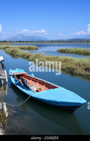 Ein traditionelles Fischerboot im Golf von Ambrakian bei Platanaki in der Nähe von Neohori auf der Nordseite des Golfs, Gemeinde Arta, Epirus, Griechenland. Stockfoto