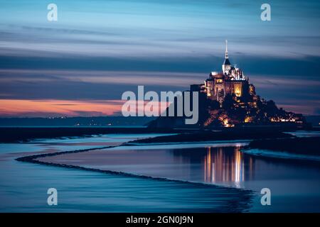 Abendansicht der felsigen Insel Mont Saint Michel mit dem gleichnamigen Kloster, Normandie, Frankreich. Stockfoto