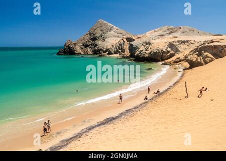 CABO DE LA VELA, KOLUMBIEN - 24. AUGUST 2015: Küste der Halbinsel La Guajira in Kolumbien. Strand Playa del Pilon. Pilon de Azucar Hügel im Hintergrund. Stockfoto