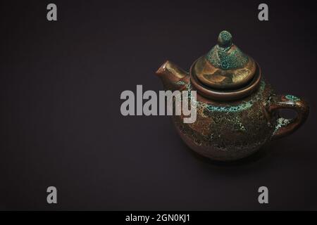 Keramik Vintage Teekannen für Teezeremonie im chinesischen Stil isoliert auf schwarzem Hintergrund. Stockfoto