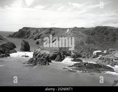 Historische 1950er Jahre, Blick über Land's End, Cornwall, am äußersten Rand von England, Großbritannien, ist diese Landzunge am Atlantischen Ozean berühmt für ihre zerklüftete felsige Küste, kleine Buchten und Meeresbuchten. Stockfoto