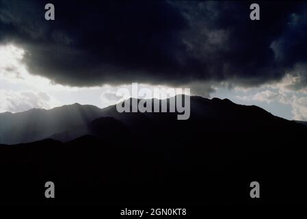 Südkorea. Woraksan-Nationalpark. Blick auf Sturmwolken über dunklen Bergen. Stockfoto