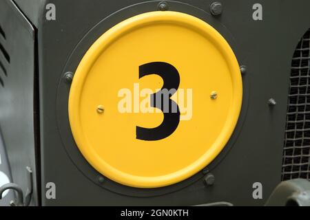 Schwarze Zahl 3 auf einem gelben Kreis Stockfoto