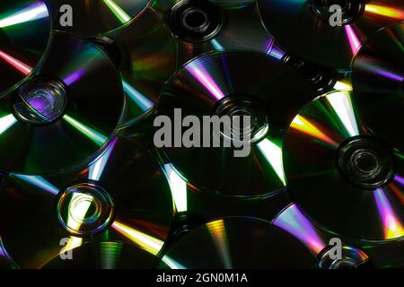 Stapel von CDs, die zum Speichern von Daten, Audio und Video verwendet werden Stockfoto