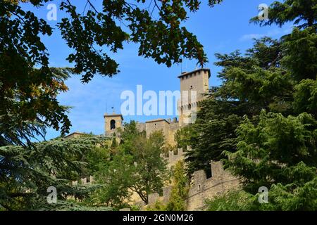 San Marino. Ein kleiner Blick auf den ersten Turm und die mächtigen Mauern, die das historische Zentrum von San Marino umgeben. Stockfoto