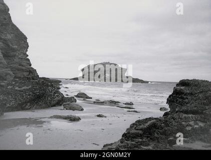 1950, historisch, eine kleine Bucht mit großem Felsen im Meer am Land's End, Cornwall, am äußersten Südwesten Englands, Großbritannien, berühmt für seine zerklüftete, dramatische Küste aus Granitfelsen am Atlantischen Ozean. Stockfoto