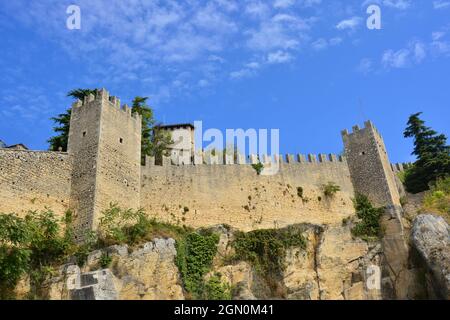 Republik San Marino, Città di San Marino-Prima Torre. Ein Blick auf den Ersten Turm, auch bekannt als Guaita oder Rocca, vom Park Campo Bruno Reffi. Stockfoto