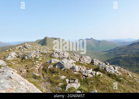 Blick von Buachaille Etive Beag nach Buachaille Etive Mor mit Schiehallion in der Ferne, Schottische Highlands, Großbritannien Stockfoto