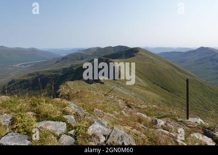 South Glen Shiel Ridge nähert sich Munro Sgurr an Doire Leathain, Schottische Highlands, Großbritannien Stockfoto