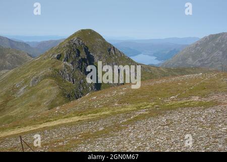 South Glen Shiel Ridge nähert sich Munro Sgurr an Doire Leathain, Schottische Highlands, Großbritannien Stockfoto