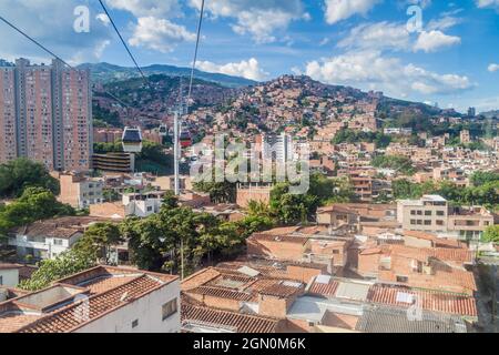 Die Seilbahn Medellin verbindet arme Viertel in den Hügeln rund um die Stadt. Stockfoto