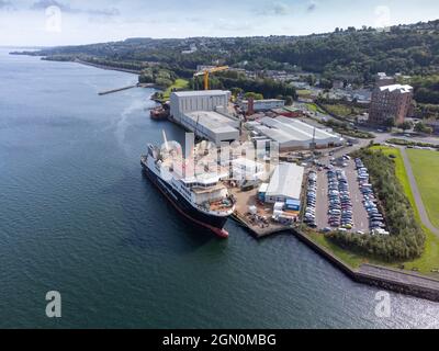 Port Glasgow, Schottland, Großbritannien. September 2021. Luftaufnahme der Fähre Glen Sannox auf der Ferguson Marine Werft am Lower River Clyde in Port Glasgow, Inverclyde. Iain Masterton/Alamy Live News. Stockfoto