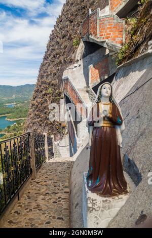 Statue der Jungfrau Maria auf der Treppe zum Felsen Piedra de Penol, Kolumbien Stockfoto