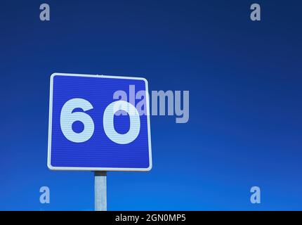 Detail eines empfohlenen Geschwindigkeitsschilds bei 60 km/h mph Stockfoto