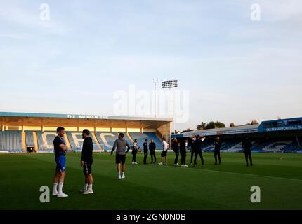 Charlton Athletic-Spieler inspizieren den Platz vor dem Sky Bet League One-Spiel im Priestfield Stadium, Gillingham. Bilddatum: Dienstag, 21. September 2021. Stockfoto