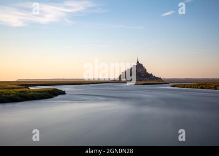 Abendansicht der felsigen Insel Mont Saint Michel mit dem gleichnamigen Kloster, Normandie, Frankreich. Stockfoto