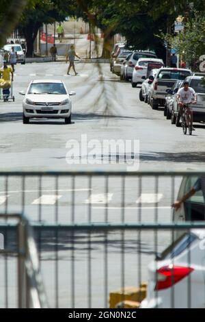 Salvador, Bahia, Brasilien - 28. Oktober 2015: Straßen der Metropole Salvador in einem Tag der starken Sonne und normalen Verkehr. Stockfoto