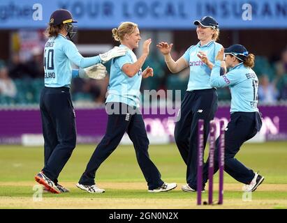 Die englische Katherine Brunt (Mitte) feiert das Dickicht der neuseeländischen Sophie Devine mit Teamkollegen während der dritten ODI auf dem Uptonsteel County Ground, Leicester. Bilddatum: Dienstag, 21. September 2021. Stockfoto