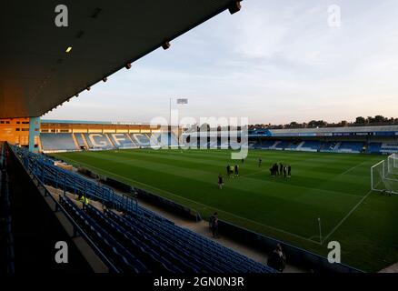 Charlton Athletic-Spieler inspizieren den Platz vor dem Sky Bet League One-Spiel im Priestfield Stadium, Gillingham. Bilddatum: Dienstag, 21. September 2021. Stockfoto