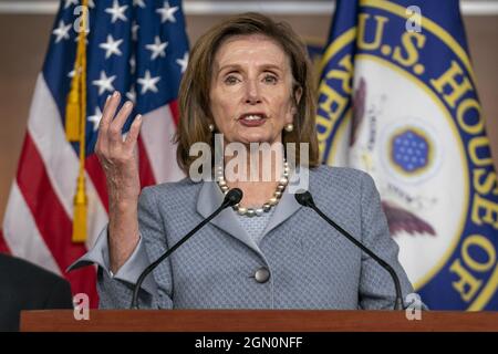 Washington, Usa. September 2021. Die Sprecherin des Repräsentantenhauses, Nancy Pelosi, D-CA, spricht am Dienstag, dem 21. September 2021, während einer Pressekonferenz auf dem Capitol Hill in Washington, DC. Foto von Ken Cedeno/UPI . Kredit: UPI/Alamy Live Nachrichten Stockfoto