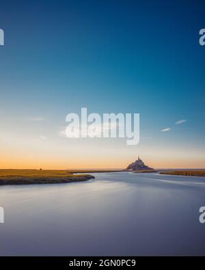 Abendansicht der felsigen Insel Mont Saint Michel mit dem gleichnamigen Kloster, Normandie, Frankreich. Stockfoto